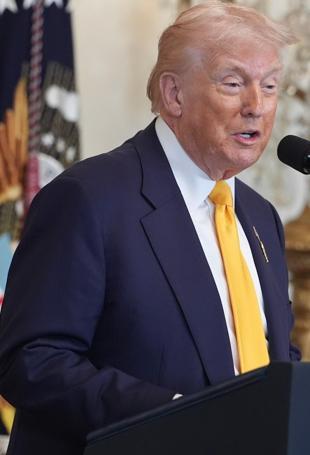 Trump warns Britain not to give away base as US mulls Iran attack