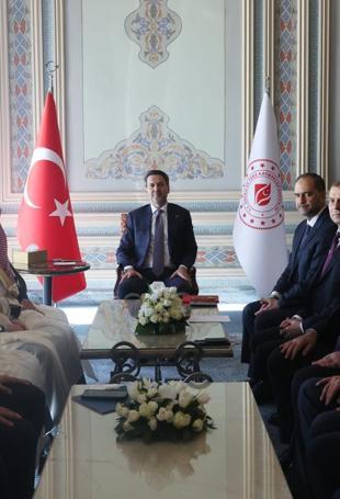 Türkiye and Saudi Arabia sign landmark solar power deal