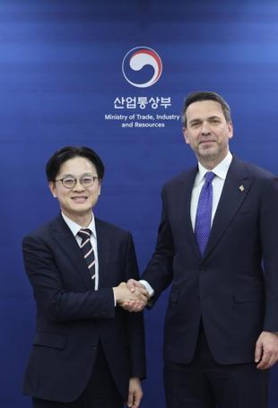 Energy Minister Bayraktar holds talks in South Korea