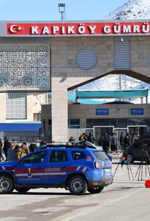 Türkiye-Iran border gates open for cargo, day trips suspended: Trade Minister