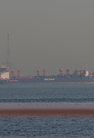 Seoul tanks as Asian stocks tumble, oil extends gains on Iran war