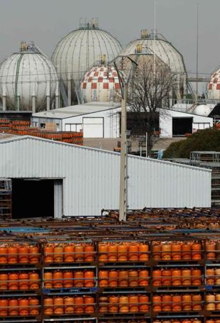 European gas prices surge 30 percent on Mideast war