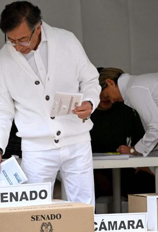 Colombia elects new divided Congress