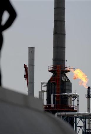 Oil dips under $100, stocks fall tracking Mideast war developments