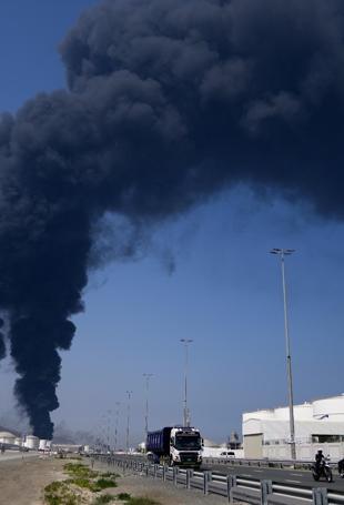 Oil hovers around $100, stocks mixed as Iran war rages