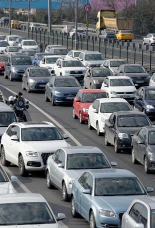 Vehicle registrations decline 15.8 percent in February