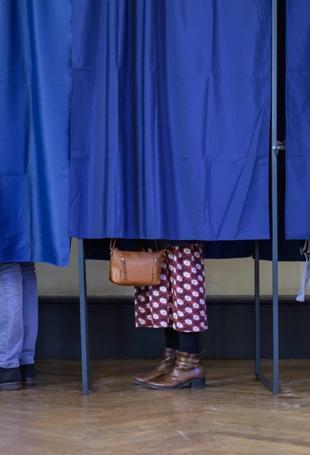 Left leads in Paris, far right eyes gains in France local polls