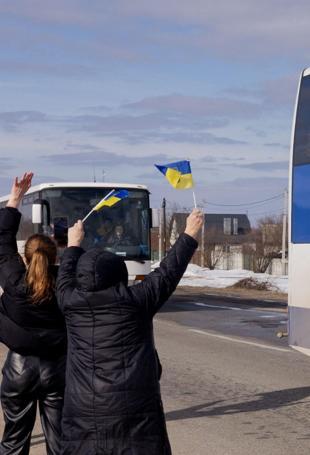 Ukrainians greet POWs with tears and cheers
