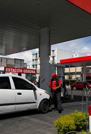 US mulls lifting sanctions on Iranian oil at sea despite war on Tehran