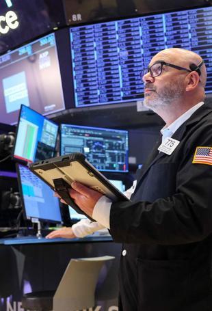 Crude tumbles, stocks rally on hopes for Iran war de-escalation