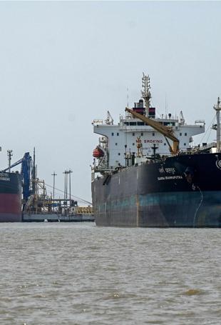 Oil rallies, stocks tumble as Trump says US to hammer Iran further