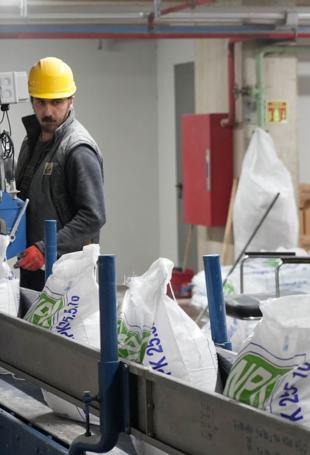 Government cuts fertilizer import tariffs amid price surge