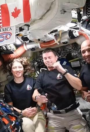 After milestone-rich lunar flyby, astronauts start trip home