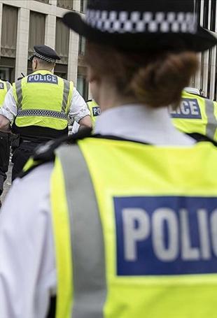 UK govt vows to cut knife crime within 10 years