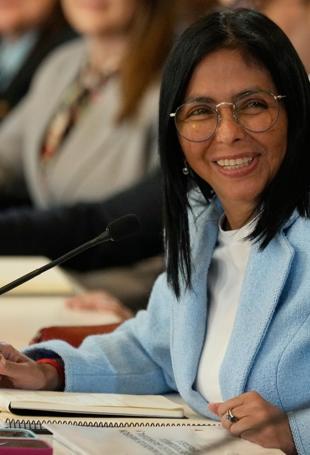 After oil, Venezuela opens up mining to private investors