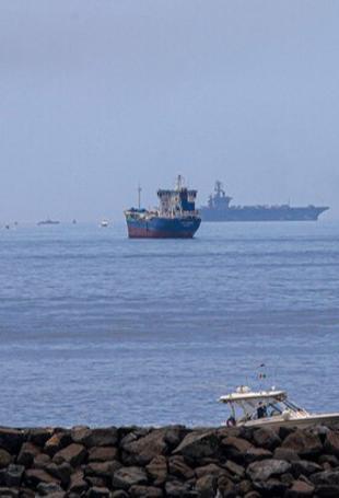 US says warships transit Strait of Hormuz in mine clearance op