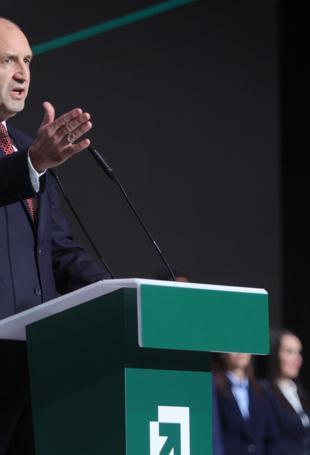 Bulgarias pro-Russian former president seen as strong front-runner in election