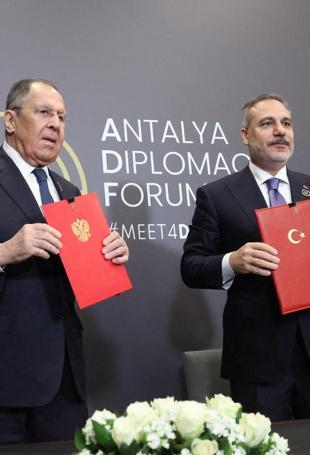 Fidan meets British, Russian counterparts at Antalya Diplomacy Forum