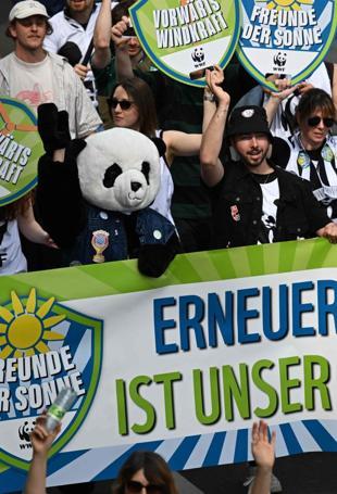 Thousands of people call for faster green shift in Germany