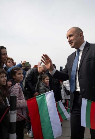 Bulgarias former president tops parliamentary vote