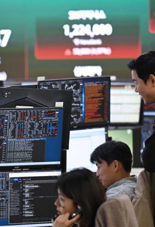 Oil prices dip, stocks rise on lingering Iran peace hopes