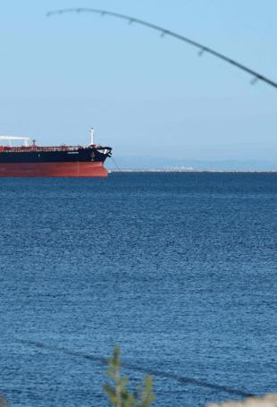 Oil extends gains, stocks sink as peace talk hopes fade