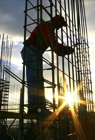 Confidence falls in services and retail, rises in construction