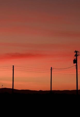 Oil rises, stocks swing as peace talk hopes wobble