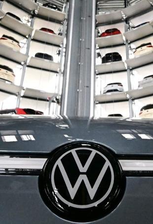Struggling German auto giant Volkswagens profits plunge