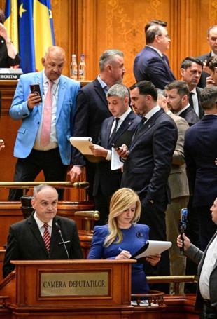 Romanian pro-EU PM loses no-confidence motion