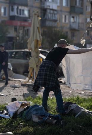 Ukraine reports strike as Kievs ceasefire due to begin