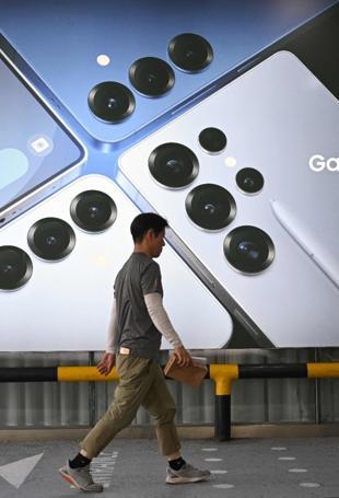 Oil sinks and stocks rally on peace hopes, Samsung tops $1 trillion