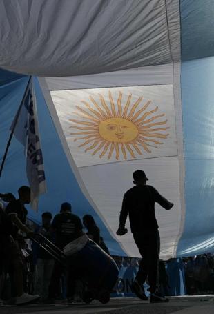 Fitch lifts Argentinas credit rating to B-