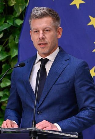 Hungary PM visits Poland, Austria to restore ties
