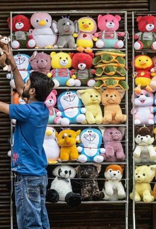India central bank holds rates despite Mideast conflict