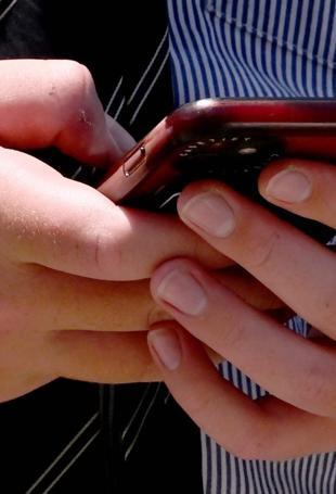 Canada moves to ban under-16s from social media, regulate AI