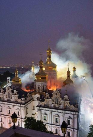 Deadly strikes on Ukraine leave Kiev cathedral in flames