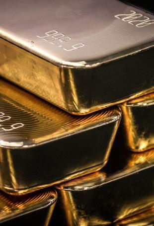 Gold jumps, investors keep their eyes on central banks