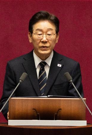 South Korea president urges Trump to help make peace with North