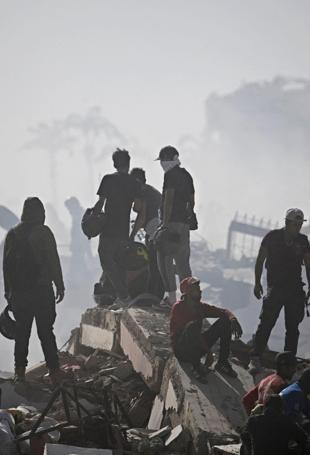World sends rescuers, aid as Venezuela reels from quakes
