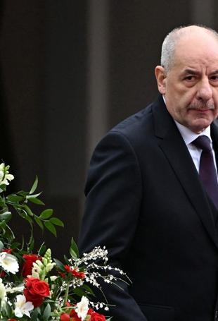 Hungary premier ups pressure on president