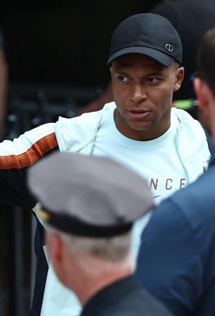 France, England prepare for gloomy World Cup send-off