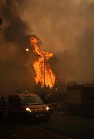 Thousands flee wildfires in southern Europe