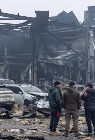 Russia hits arms expo near Kiev, kills 10: officials
