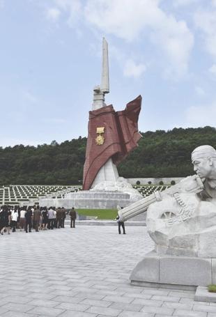 Russia ‘seeks 30,000 extra’ N Korea troops