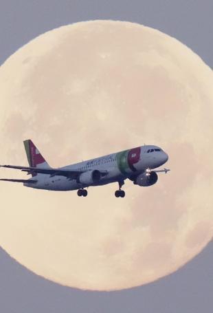 Higher jet fuel costs hit Lufthansa profit