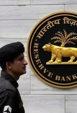 The Indian central bank holds rates as it assesses the Mideast shock.