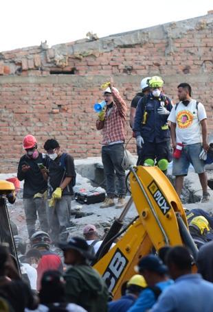 Woman pulled alive from Colombia quake rubble as toll rises