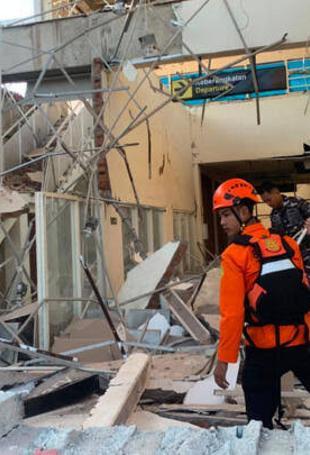 Thousands await aid after deadly Indonesian quake