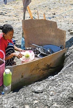 Thousands in Indonesia await aid after quake kills 54